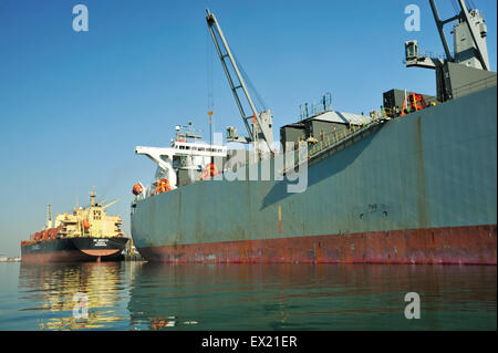 Porto marittimo secco, porto globale, navi da carico alla banchina, carico merci, porto di Durban, Sudafrica, industria dei trasporti, Città degli affari, Africa Foto Stock