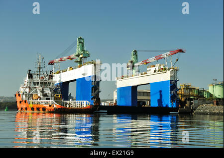 Bellissimo paesaggio, porti globali, nave galleggiante secca bacino, porto di Durban, Sud Africa, luoghi del mondo, città portuale, riflessione colorata, ingegneria Foto Stock