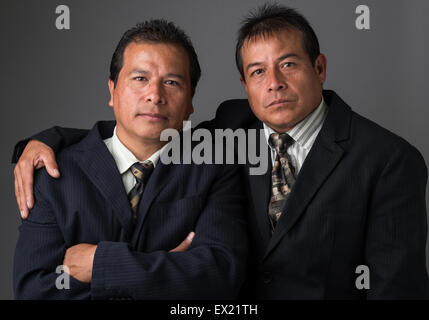 Business ispanica uomini che indossano business suit e cravatte in posa per un ritratto Foto Stock