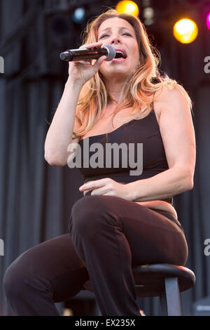 Milwaukee, Wisconsin, Stati Uniti d'America. 2 Luglio, 2015. Il cantante Taylor Dayne suona dal vivo sul palco del Summerfest Music Festival a Milwaukee nel Wisconsin © Daniel DeSlover/ZUMA filo/Alamy Live News Foto Stock