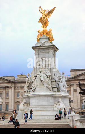 Londra, UK, il memoriale della Victoria è una scultura dedicata alla regina Victoria. Foto Stock