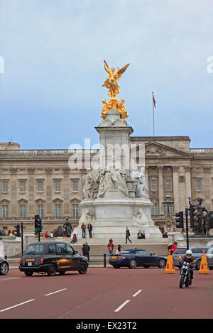 Londra, UK, il memoriale della Victoria è una scultura dedicata alla regina Victoria. Foto Stock