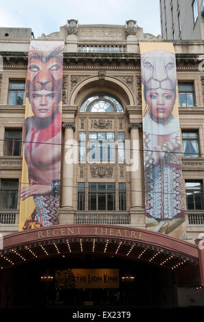 Regent Theatre di Collins St, Melbourne, con banner promuovere il re leone Foto Stock