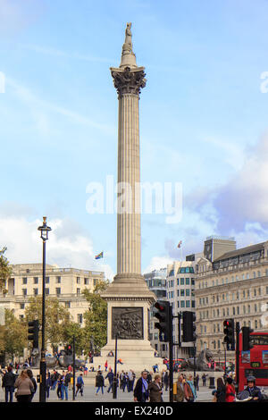 Turisti visitano Trafalgar Square Ottobre 17, 2014 a Londra. Foto Stock