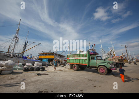 Una vista del porto tradizionale di Paotere nel Sud Sulawesi, Indonesia. Foto Stock