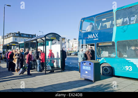 La gente di imbarco Bus Coastliner Foto Stock