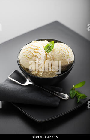 Gelati su uno sfondo nero close up Foto Stock
