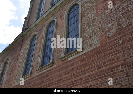 Una parte della Cattedrale di San Pietro a Treviri, Germania, mostrando rovinato in Windows più recenti e sostituzioni. Foto Stock