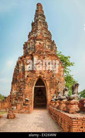 Decapitati di Buddha statue in Wat Chaiwatthanaram. Al parco storico di Ayutthaya. Foto Stock