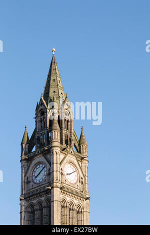 La mitica Torre dell orologio su Albert Square di Manchester Town Hall, progettato dall architetto Vittoriano Alfred Waterhouse. Foto Stock