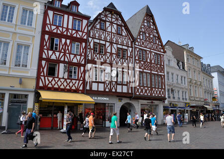 Edifici risalenti ai primi del seicento su Simeonstrasse a Treviri in Germania. Foto Stock