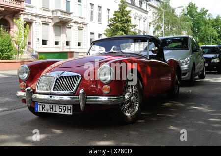 Una guida a destra MGA cabrio, ora con registrazione tedesca, a Treviri in Germania. Foto Stock