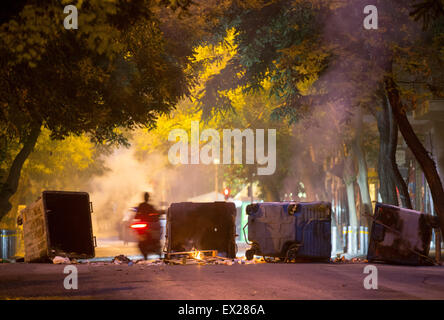 Atene, Grecia. 05 Luglio, 2015. Il fumo si solleva al di sopra delle barricate prima del referendum in una strada a Atene, Grecia, 05 luglio 2015. In un referendum gli elettori decidere se o non la Grecia è di accettare le condizioni di salvataggio proposto congiuntamente dalla Commissione europea, il Fondo monetario internazionale e della Banca centrale europea. Foto: Kay Nietfeld/dpa/Alamy Live News Foto Stock