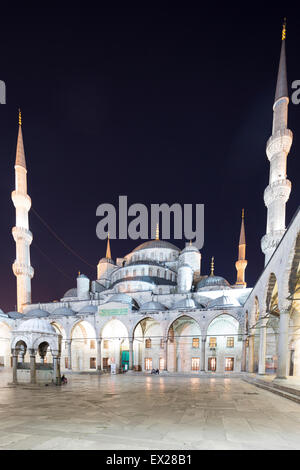 Turchia, Istanbul, il cortile interno della Moschea del Sultano Ahmed,, popolarmente conosciuta come la Moschea Blu. In turco - Sultan Ahmet Foto Stock