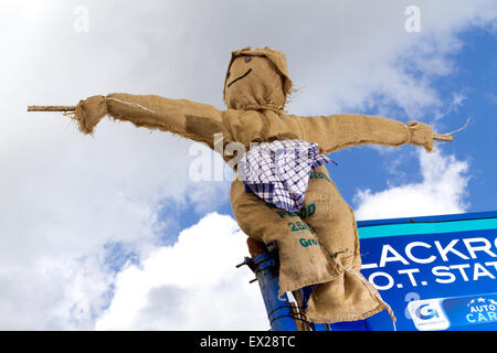 Blackrod, UK. 04 Luglio, 2015. I due giorni della manifestazione, che continua di Domenica è stato mesi nel processo decisionale, con i residenti e le imprese proporre idee per una vasta gamma di coloratissimi scarecrows che lungo le strade di Blackrod. Questo anno il nono festival annuale saranno dotati di 131 scarecrows - il numero di un record e 10 fino allo scorso anno. Credito: Cernan Elias/Alamy Live News Foto Stock