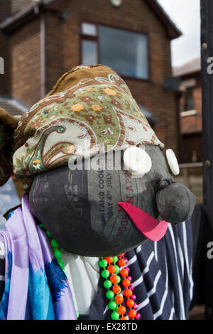 Blackrod, UK. 04 Luglio, 2015. I due giorni della manifestazione, che continua di Domenica è stato mesi nel processo decisionale, con i residenti e le imprese proporre idee per una vasta gamma di coloratissimi scarecrows che lungo le strade di Blackrod. Questo anno il nono festival annuale saranno dotati di 131 scarecrows - il numero di un record e 10 fino allo scorso anno. Credito: Cernan Elias/Alamy Live News Foto Stock