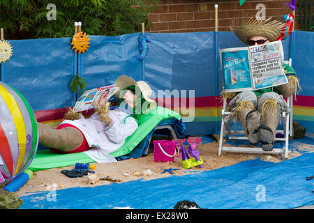 Blackrod, UK. 04 Luglio, 2015. I due giorni della manifestazione, che continua di Domenica è stato mesi nel processo decisionale, con i residenti e le imprese proporre idee per una vasta gamma di coloratissimi scarecrows che lungo le strade di Blackrod. Questo anno il nono festival annuale saranno dotati di 131 scarecrows - il numero di un record e 10 fino allo scorso anno. Credito: Cernan Elias/Alamy Live News Foto Stock