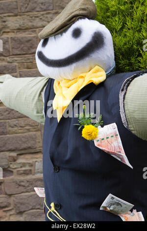 Blackrod, UK. 04 Luglio, 2015. I due giorni della manifestazione, che continua di Domenica è stato mesi nel processo decisionale, con i residenti e le imprese proporre idee per una vasta gamma di coloratissimi scarecrows che lungo le strade di Blackrod. Questo anno il nono festival annuale saranno dotati di 131 scarecrows - il numero di un record e 10 fino allo scorso anno. Credito: Cernan Elias/Alamy Live News Foto Stock