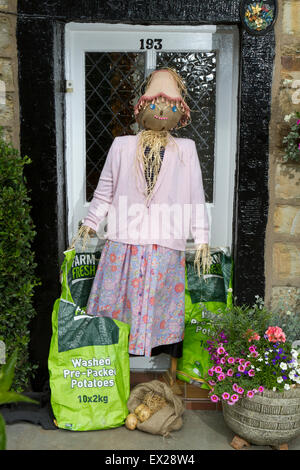 Blackrod, UK. 04 Luglio, 2015. I due giorni della manifestazione, che continua di Domenica è stato mesi nel processo decisionale, con i residenti e le imprese proporre idee per una vasta gamma di coloratissimi scarecrows che lungo le strade di Blackrod. Questo anno il nono festival annuale saranno dotati di 131 scarecrows - il numero di un record e 10 fino allo scorso anno. Credito: Cernan Elias/Alamy Live News Foto Stock