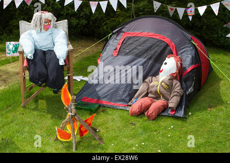 Blackrod, UK. 04 Luglio, 2015. I due giorni della manifestazione, che continua di Domenica è stato mesi nel processo decisionale, con i residenti e le imprese proporre idee per una vasta gamma di coloratissimi scarecrows che lungo le strade di Blackrod. Questo anno il nono festival annuale saranno dotati di 131 scarecrows - il numero di un record e 10 fino allo scorso anno. Credito: Cernan Elias/Alamy Live News Foto Stock