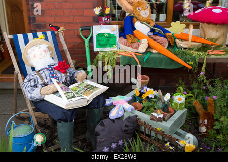 Blackrod, UK. 04 Luglio, 2015. I due giorni della manifestazione, che continua di Domenica è stato mesi nel processo decisionale, con i residenti e le imprese proporre idee per una vasta gamma di coloratissimi scarecrows che lungo le strade di Blackrod. Questo anno il nono festival annuale saranno dotati di 131 scarecrows - il numero di un record e 10 fino allo scorso anno. Credito: Cernan Elias/Alamy Live News Foto Stock