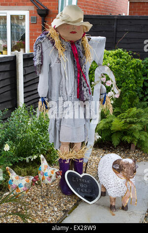 Blackrod, UK. 04 Luglio, 2015. I due giorni della manifestazione, che continua di Domenica è stato mesi nel processo decisionale, con i residenti e le imprese proporre idee per una vasta gamma di coloratissimi scarecrows che lungo le strade di Blackrod. Questo anno il nono festival annuale saranno dotati di 131 scarecrows - il numero di un record e 10 fino allo scorso anno. Credito: Cernan Elias/Alamy Live News Foto Stock