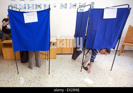 Atene, Grecia. 05 Luglio, 2015. Un elettore ritira il suo voto cartaceo per il referendum in Atene, Grecia, 05 luglio 2015. In un referendum gli elettori decidere se o non la Grecia è di accettare le condizioni di salvataggio proposto congiuntamente dalla Commissione europea, il Fondo monetario internazionale e della Banca centrale europea. Foto: Kay Nietfeld/dpa/Alamy Live News Foto Stock