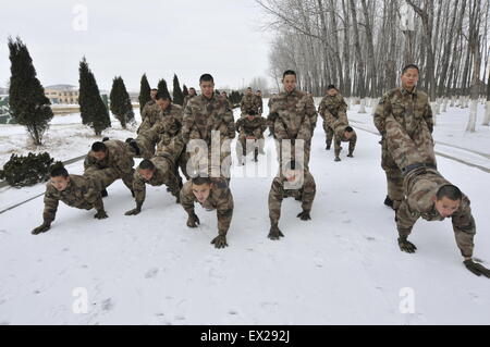 I soldati del Popolo della Esercito di Liberazione effettuare phsical formazione presso una base militare in Rizhao, provincia di Shandong Febbraio 11, 201 Foto Stock