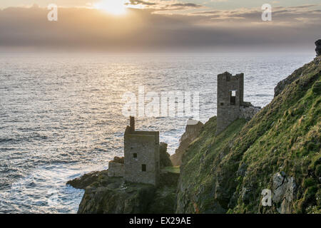 Sunset over Botallack miniere di stagno, una delle scene di film della BBC Poldark serie a partire Aidan Turner. Foto Stock