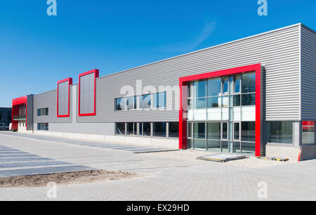 Di recente costruzione rosso moderno edificio per uffici con magazzino Foto Stock