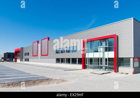 Di recente costruzione rosso moderno edificio per uffici con magazzino Foto Stock