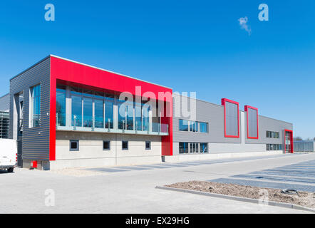 Di recente costruzione rosso moderno edificio per uffici con magazzino Foto Stock