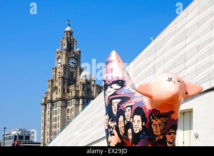 Superlambanana lungo la banchina a Pier Head con il Liver Building al posteriore, Liverpool, Merseyside, Inghilterra, Regno Unito. Foto Stock