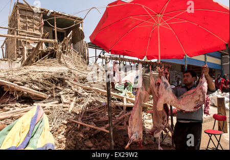 Pishan cinese Xinjiang Uygur Regione autonoma. 5 Luglio, 2015. Un fornitore vende carne ad un bazar in quake-hit Pishan County, a nord-ovest della Cina di Xinjiang Uygur Regione autonoma, 5 luglio 2015. Un 6.5-grandezza terremoto ha colpito Pishan venerdì. Finora non ci sono tre morti accertate e 71 feriti. Credito: Jiang Wenyao/Xinhua/Alamy Live News Foto Stock