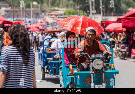 Pishan cinese Xinjiang Uygur Regione autonoma. 5 Luglio, 2015. La gente ride motocicli per frequentare un bazar in quake-hit Pishan County, a nord-ovest della Cina di Xinjiang Uygur Regione autonoma, 5 luglio 2015. Un 6.5-grandezza terremoto ha colpito Pishan venerdì. Finora non ci sono tre morti accertate e 71 feriti. Credito: Jiang Wenyao/Xinhua/Alamy Live News Foto Stock