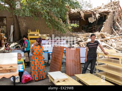 Pishan cinese Xinjiang Uygur Regione autonoma. 5 Luglio, 2015. Un fornitore vende mobili in un bazar in quake-hit Pishan County, a nord-ovest della Cina di Xinjiang Uygur Regione autonoma, 5 luglio 2015. Un 6.5-grandezza terremoto ha colpito Pishan venerdì. Finora non ci sono tre morti accertate e 71 feriti. Credito: Ma Kai/Xinhua/Alamy Live News Foto Stock