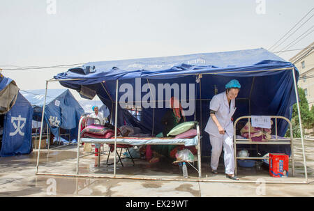 Pishan cinese Xinjiang Uygur Regione autonoma. 5 Luglio, 2015. Lavoratori medici sono visti in una tenda di fortuna ospedale in quake-hit Pishan County, a nord-ovest della Cina di Xinjiang Uygur Regione autonoma, 5 luglio 2015. Un 6.5-grandezza terremoto ha colpito Pishan venerdì. Finora non ci sono tre morti accertate e 71 feriti. Credito: Jiang Wenyao/Xinhua/Alamy Live News Foto Stock