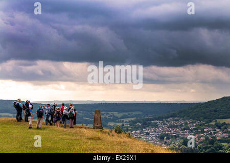 Batheaston, Somerset. 5 Luglio, 2015. Regno Unito: Meteo Ramblers mettere in pausa per prendere in vista spettacolare dalla cima della vecchia Iron Age Fort su Little Solsbury Hill. Credito: Richard Wayman/Alamy Live News Foto Stock