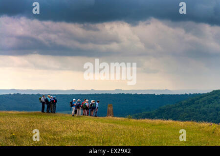 Batheaston, Somerset. 5 Luglio, 2015. Regno Unito: Meteo Ramblers mettere in pausa per prendere in vista spettacolare dalla cima della vecchia Iron Age Fort su Little Solsbury Hill. Credito: Richard Wayman/Alamy Live News Foto Stock