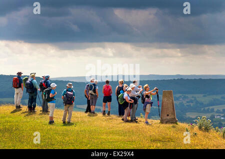 Batheaston, Somerset. 5 Luglio, 2015. Regno Unito: Meteo Ramblers mettere in pausa per prendere in vista spettacolare dalla cima della vecchia Iron Age Fort su Little Solsbury Hill. Credito: Richard Wayman/Alamy Live News Foto Stock