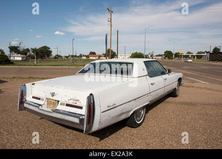 Vecchio Sedan de Ville Cadillac sul percorso 66 in Tucumcari, Nuovo Messico Foto Stock