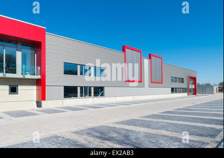 Di recente costruzione rosso moderno edificio per uffici con magazzino Foto Stock