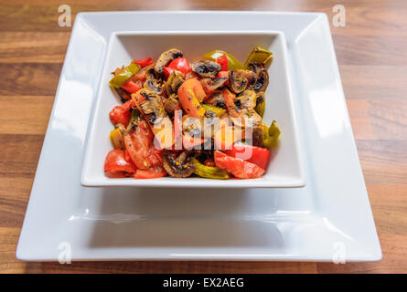 Peperoni arrosto, cipolle e funghi e i pomodori. Foto Stock