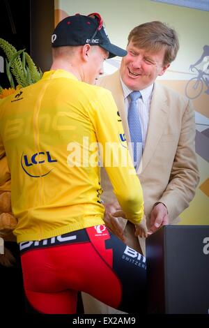 Utrecht, Paesi Bassi. 04 Luglio, 2015. BMC Racing Team rider Rohan Dennis (L) di Australia si congratula con il Dutch King Willem-Alexander sul podio dopo aver vinto il leader globale la maglia gialla durante la prima fase del 102º edizione del Tour de France corsa in bicicletta a Utrecht, nei Paesi Bassi, 04 luglio 2015. Foto: Patrick van Katwijk/ point de vue fuori - nessun filo SERVICE -/dpa/Alamy Live News Foto Stock