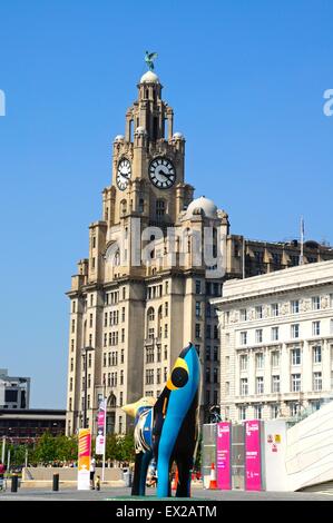 Il Royal Liver Building con un Superlambanana in primo piano al Pier Head, Liverpool, Merseyside England, Regno Unito, Europa. Foto Stock