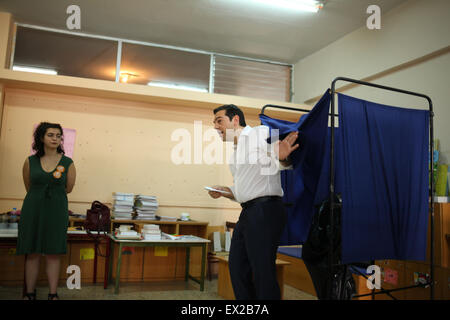 Atene, Grecia. 05 Luglio, 2015. Tsipras è il voto per i referendum. I Greci sono chiamati a votare se accettare o meno la proposta da parte del paese di creditori per più austerità di mantenere gli aiuti che scorre. Credito: Yiorgos Doukanaris/Pacific Press/Alamy Live News Foto Stock