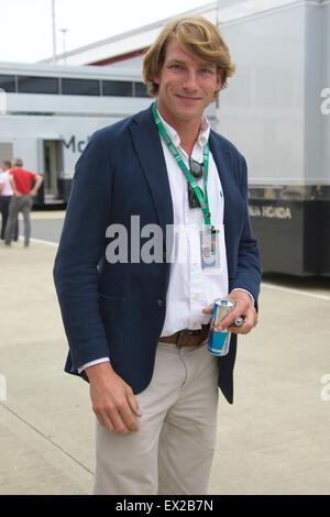 Silverstone, Northants, Regno Unito. 05 Luglio, 2015. Formula 1 Gran Premio di Gran Bretagna. Freddie Hunt, ex F1 campione James Hunt figlio arriva il giorno della gara. Credito: Azione Sport Plus/Alamy Live News Foto Stock