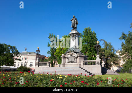 Un monumento di grande poeta polacco Adam Mickiewicz di Varsavia, Polonia Foto Stock