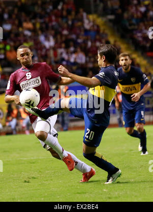 San Jose, Costa Rica. 4 Luglio, 2015. Sebastian Palacios (R) di Argentina del Boca Juniors vies con un giocatore della Costa Rica il Deportivo Saprissa durante una partita amichevole a San Jose, Costa Rica, 4 luglio 2015. © Kent Gilbert/Xinhua/Alamy Live News Foto Stock