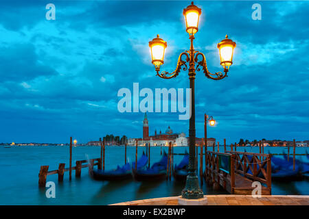 Gondole al crepuscolo in laguna di Venezia, Italia Foto Stock